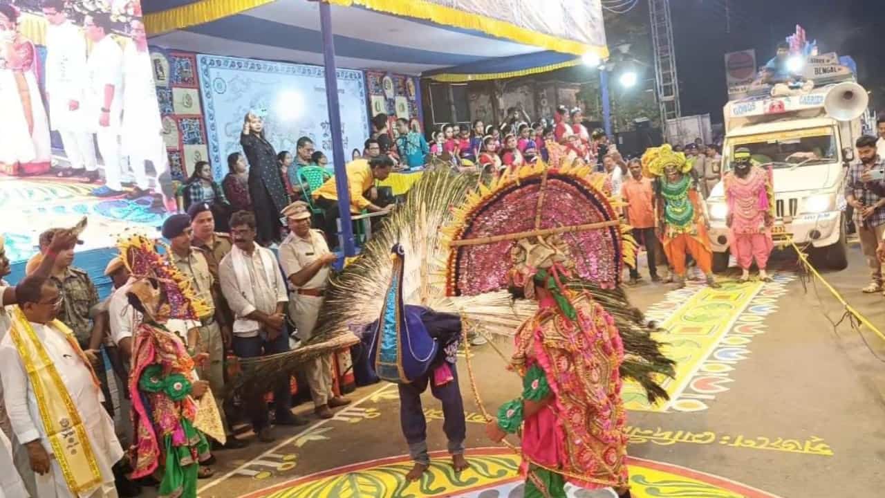 Midnapore carnival 3 Midnapore Puja Carnival: মাতৃশক্তির বন্দনায় মেদিনীপুরে পুজো কার্নিভাল, মুগ্ধ মেদিনীপুরবাসী