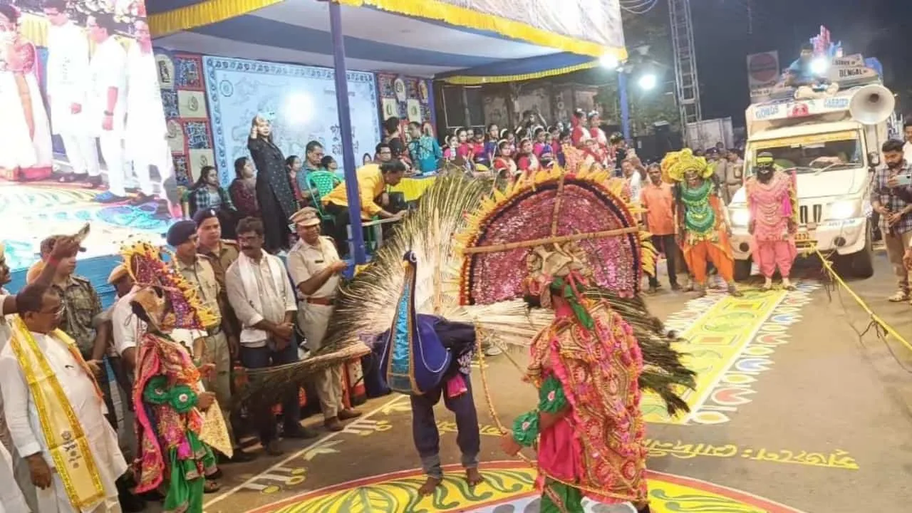 Midnapore carnival 3 Midnapore Puja Carnival: মাতৃশক্তির বন্দনায় মেদিনীপুরে পুজো কার্নিভাল, মুগ্ধ মেদিনীপুরবাসী