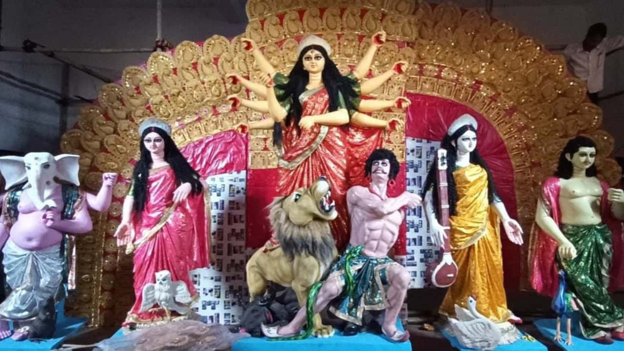 Midnapur Chotobazar Durga Puja Midnapore Puja 2024: একদিকে বিদ্যাসাগর অন্যদিকে রামমোহন, নারী শক্তি ও সুরক্ষাই প্রতীক ছোটবাজার সর্ব্বজনীনে