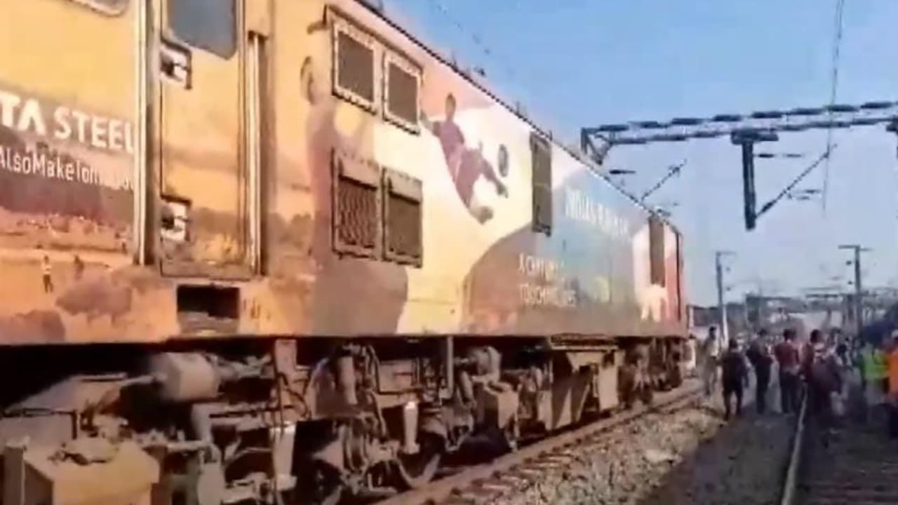 Train Accident at Shalimar: শালিমারের কাছে ট্রেন দুর্ঘটনা, বেলাইন তিনটি কামরা 2 Train Accident at Shalimar: শালিমারের কাছে ট্রেন দুর্ঘটনা, বেলাইন তিনটি কামরা
