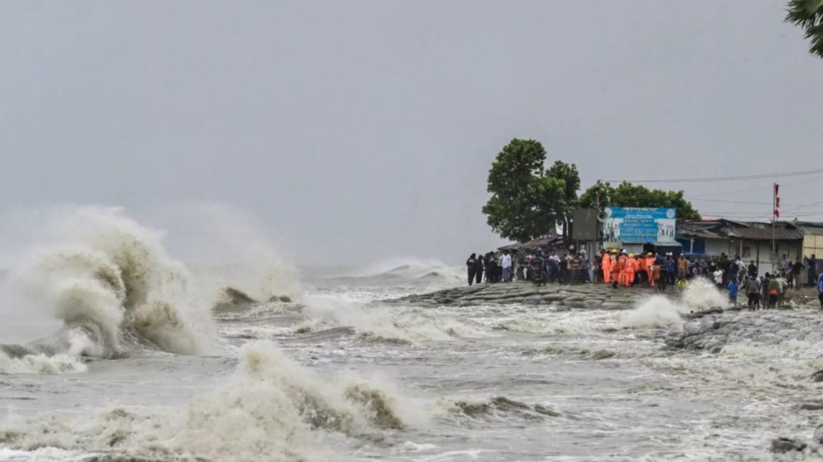 Cyclone Fengal: ধেয়ে আসছে ঘূর্ণিঝড় 'ফিনজাল', প্রভাব পড়বে বাংলাতেও! দেখুন ঝড়ের সমস্ত আপডেট
