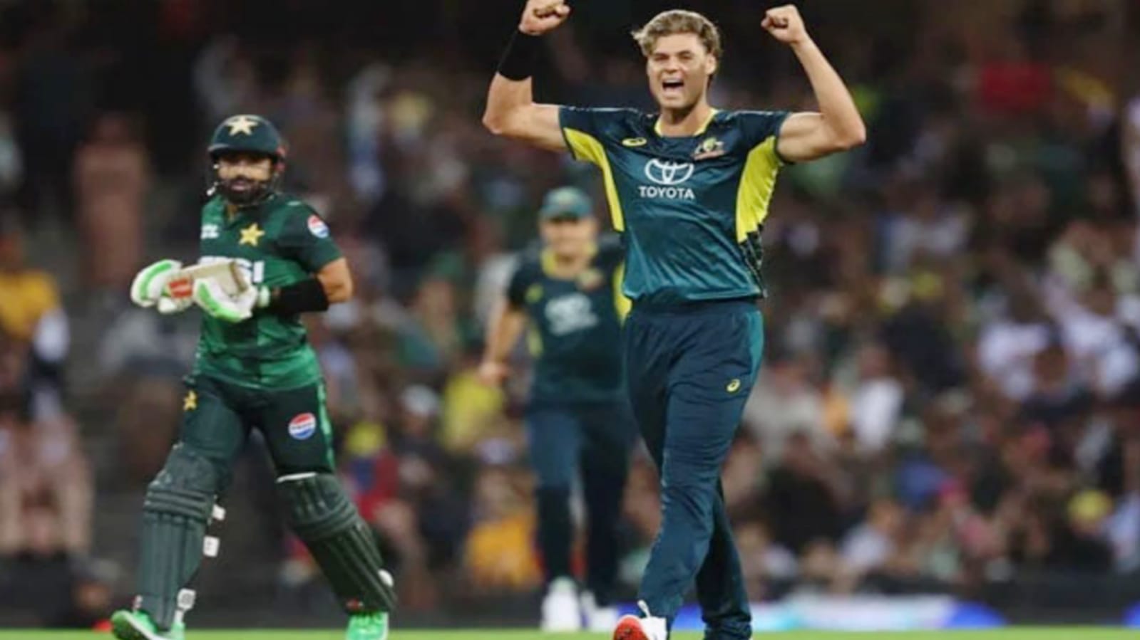 Australia VS Pakistan: জনসনের তোপের মুখে পড়ে বিপদ সীমায় পাকিস্তান, হাতছাড়া দ্বিতীয় ম্যাচও