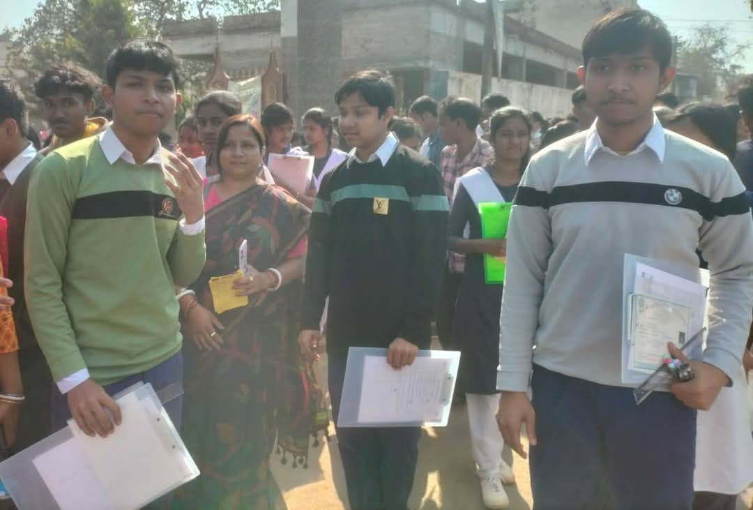 Midnapore: তিনজন 'জমজ' ভাই একসঙ্গে মাধ্যমিকে, জন্ম থেকে পরীক্ষাকেন্দ্র একে অপরের সঙ্গী